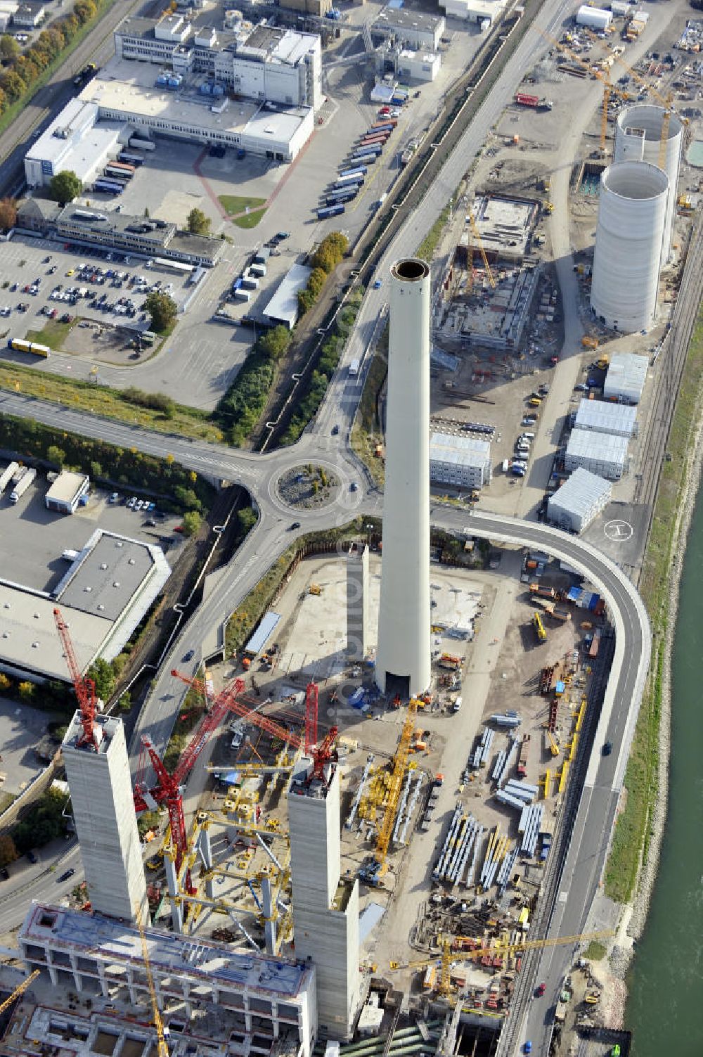 Mannheim from above - Blick auf die Erweiterungsarbeiten am Steinkohlekraftwerk Mannheim in Baden-Württemberg. Das Kraftwerk am Rhein wurde 1923 von der Grosskraftwerk Mannheim Aktiengesellschaft GKM gegründet. Zur Zeit wird ein neuer Block 9 errichtet, der die Stromerzeugung steigern und später die Blöcke 3 und 4 ersetzen soll. Beteiligte Baufirmen sind die Züblin AG, Bilfinger Berger und die Heberger Bau AG. View to the construction work at the hard coal-fired power station Mannheim.