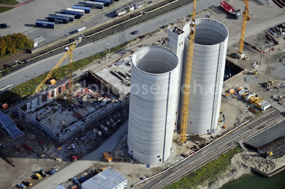 Aerial photograph Mannheim - Blick auf die Erweiterungsarbeiten am Steinkohlekraftwerk Mannheim in Baden-Württemberg. Das Kraftwerk am Rhein wurde 1923 von der Grosskraftwerk Mannheim Aktiengesellschaft GKM gegründet. Zur Zeit wird ein neuer Block 9 errichtet, der die Stromerzeugung steigern und später die Blöcke 3 und 4 ersetzen soll. Beteiligte Baufirmen sind die Züblin AG, Bilfinger Berger und die Heberger Bau AG. View to the construction work at the hard coal-fired power station Mannheim.