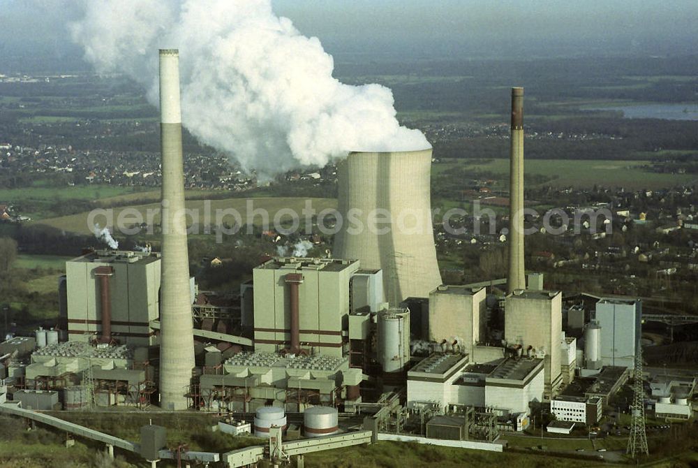 Voerde from above - Kraftwerk Voerde ist ein Steinkohlekraftwerk in Voerde (Niederrhein) im Niederrhein Kreis Wesel und liegt unmittelbar am Rhein. Es ist damit das größte Kraftwerk des zu Evonik Industries gehörigen Betreibers STEAG. The power plant is a coal-fired power plant Voerde located on the Rhine.