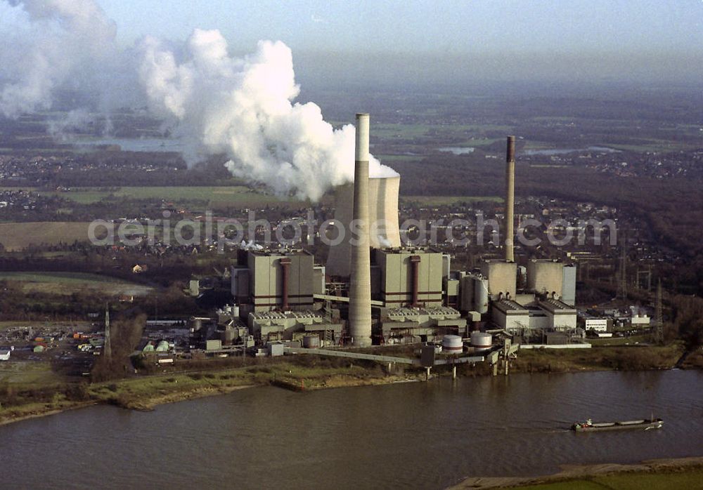 Voerde from the bird's eye view: Kraftwerk Voerde ist ein Steinkohlekraftwerk in Voerde (Niederrhein) im Niederrhein Kreis Wesel und liegt unmittelbar am Rhein. Es ist damit das größte Kraftwerk des zu Evonik Industries gehörigen Betreibers STEAG. The power plant is a coal-fired power plant Voerde located on the Rhine.