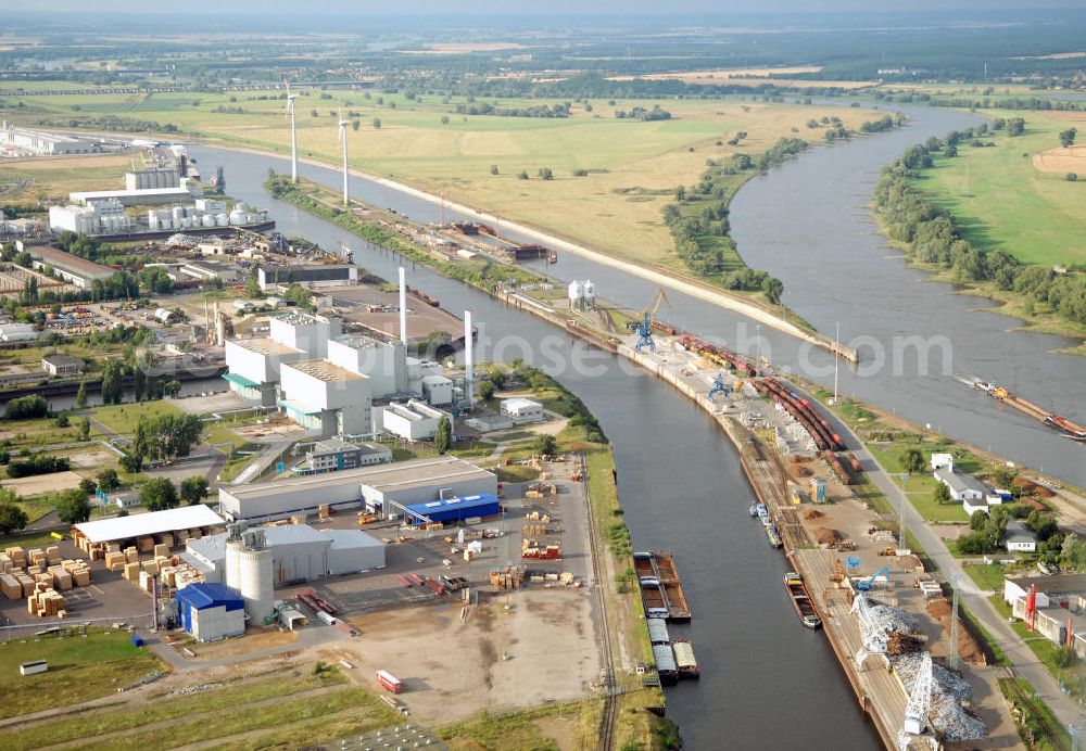 Aerial image Magdeburg - Blick auf die Steinkopfinsel im Hafen Magdeburg an der Elbe. Umflossen wird die Steinkopfinsel im Osten von der Elbe und dem Abstiegskanal Rothensee, sowie im Westen vom Zweigkanal Magdeburg. Die Insel ist ca. 2,5 km lang und ca. 0,3 km breit (an der stärksten Stelle). Der Binnenhafen ist in vier Güterumschlagplätze eingeteilt, der Handelshafen, Industriehafen, Kanalhafen und der Hanseshafen. Das Gebiet verteilt sich über die Stadtteile Alte-Neustadt, Industriehafen und Gewerbegebiet Nord. Jedoch hat der Handelshafen für die Schiffahrt heute keine Bedeutung mehr, dieser Bereich wird stetig zum Wissenschaftsstandort umgebaut. Kontakt: Magdeburger Hafen GmbH, Saalestraße 20, 39126 Magdeburg, Tel. +49(0)391 5939-0, Fax +49(0)391 5616648, email: Logistik@magdeburg-hafen.de