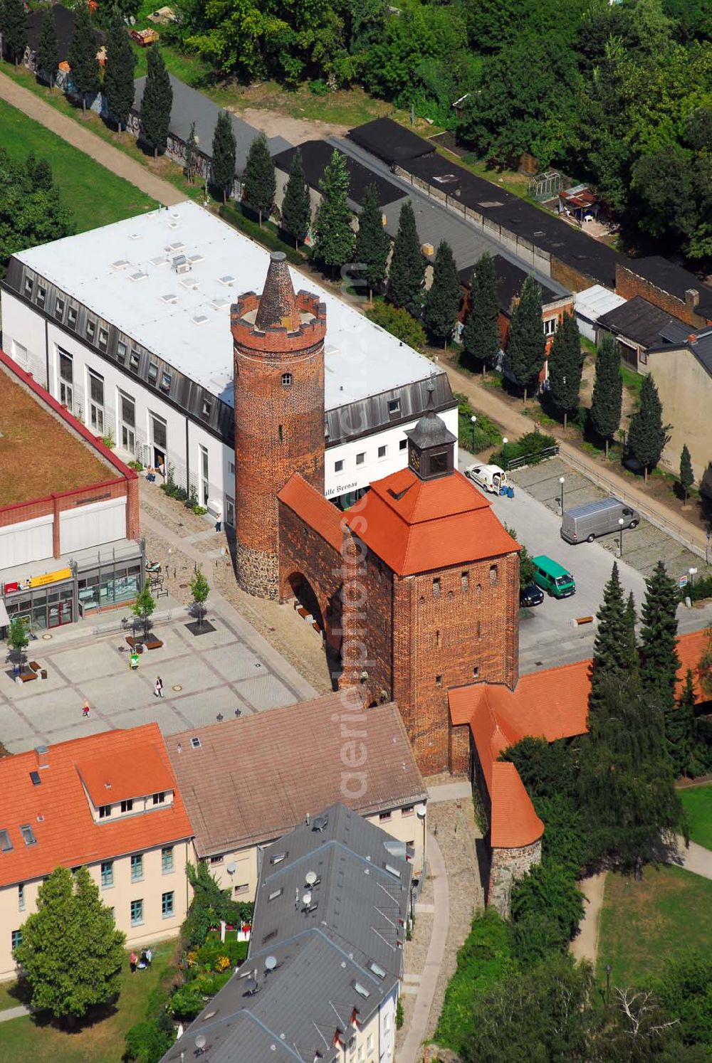 Aerial photograph Bernau - Blick auf das Steintor, die Stadthalle und den Firmensitz der Wohnungs- und Baugesellschaft mbH Bernau in der Berliner Str. 2 · 16321 Bernau · Telefon: (03338) 39 34-0