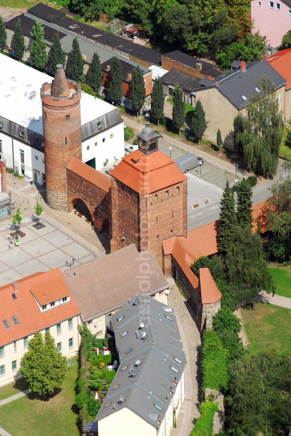 Bernau from above - Blick auf das Steintor, die Stadthalle und den Firmensitz der Wohnungs- und Baugesellschaft mbH Bernau in der Berliner Str. 2 · 16321 Bernau · Telefon: (03338) 39 34-0