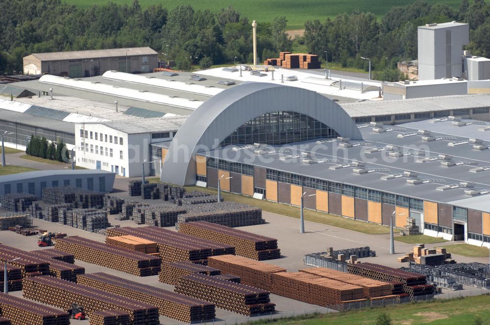 Bad Schmiedeberg from above - Blick auf das Werk der Firma STEINZEUG Abwassersysteme GmbH im Stadtteil Patzschwig. Die STEINZEUG GmbH ist Hersteller von Steinzeugrohren und Formstücken. Weitere Produktionsstandorte sind Frechen in Nordrhein-Westfalen und Hasselt in Belgien. Kontakt: STEINZEUG Abwassersysteme GmbH, Verlängerte Torgauer Straße 1, 06905 Bad Schmiedeberg, Tel. +49(0)2234 5070, Fax +49(0)2234 507730