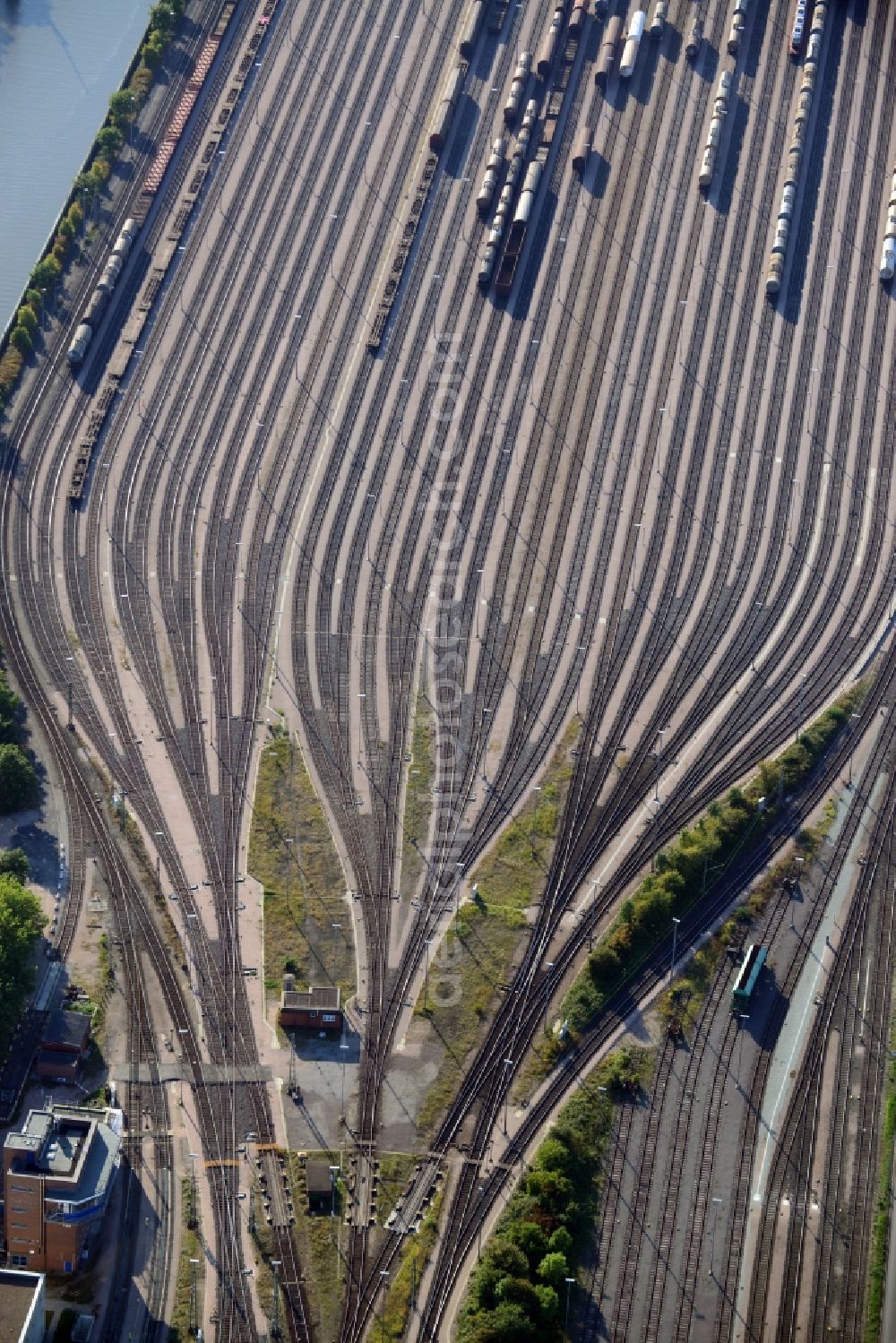 Hamburg from the bird's eye view: Interlocking Port Station Hamburg-South in Hamburg-Mitte / Kleiner Grasbrook. A project of the Hamburg Port Authority HPA