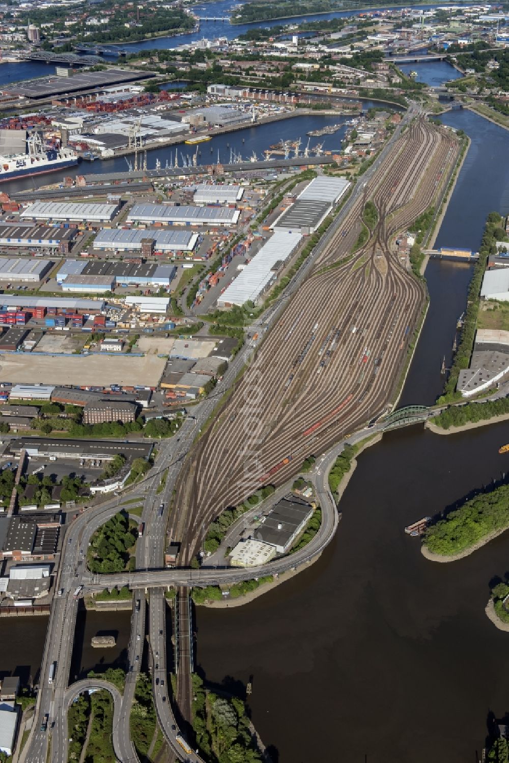 Aerial image Hamburg - Interlocking Port Station Hamburg-South with junction Argentinienknoten in Hamburg-Mitte / Kleiner Grasbrook. A project of the Hamburg Port Authority HPA