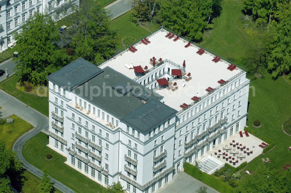 Bad Doberan - Heiligendamm from above - Blick auf das Severin Palais vom Kempinski Grand Hotel Heiligendamm. Das Severin Palais umschliesst neben seinen 50 luxuriösen Doppelzimmer und 18 Suiten auch einen, 3000 qm großen Wellnessbereich. Das Severin Palais ist der einzige Neubeu der Hotelanlage. Kontakt: Prof.-Dr.-Vogel-Straße 16-18, 18209 Bad Doberan - Heiligendamm, Tel. +49 (0) 38203 740-0, Fax: +49 (0) 38203 740-7474, E-mail: reservations.heiligendamm@kempinski.com