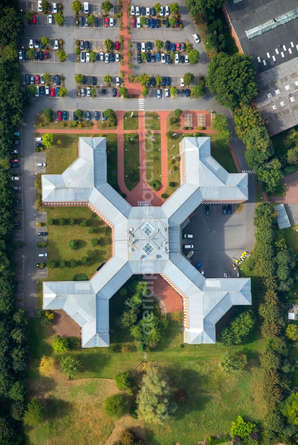 Aerial photograph Wesel - Star shaped office building at the Philipp-Reis-street in Wesel in the state North Rhine-Westphalia