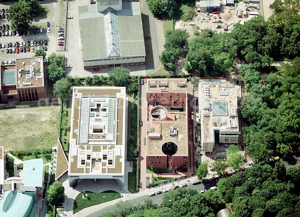 Aerial image Berlin- Tiergarten - Österreichische Botschaft, Landesvertretung Baden-Würtemberg, Indische Botschaft, Botschaft der Republik Südafrika (rechts) an der Tiergartenstraße 17 A, 18 in Berlin- Tiergarten. Ein Projekt der Firma FÜSSLER GmbH & Co ( Weinbrennnerstraße 18 in 76135 Karlsruhe, Tel: 0721- 85004133 Datum: 30.06.2003