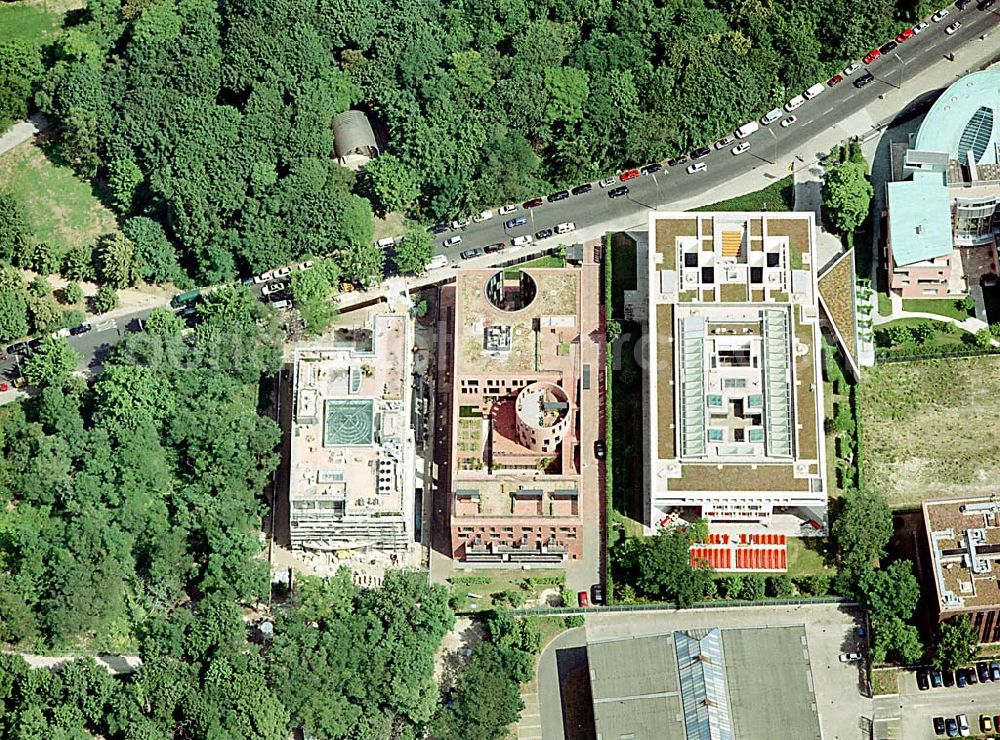 Berlin- Tiergarten from the bird's eye view: Österreichische Botschaft, Landesvertretung Baden-Würtemberg, Indische Botschaft, Botschaft der Republik Südafrika (rechts) an der Tiergartenstraße 17 A, 18 in Berlin- Tiergarten. Ein Projekt der Firma FÜSSLER GmbH & Co ( Weinbrennnerstraße 18 in 76135 Karlsruhe, Tel: 0721- 85004133 Datum: 30.06.2003