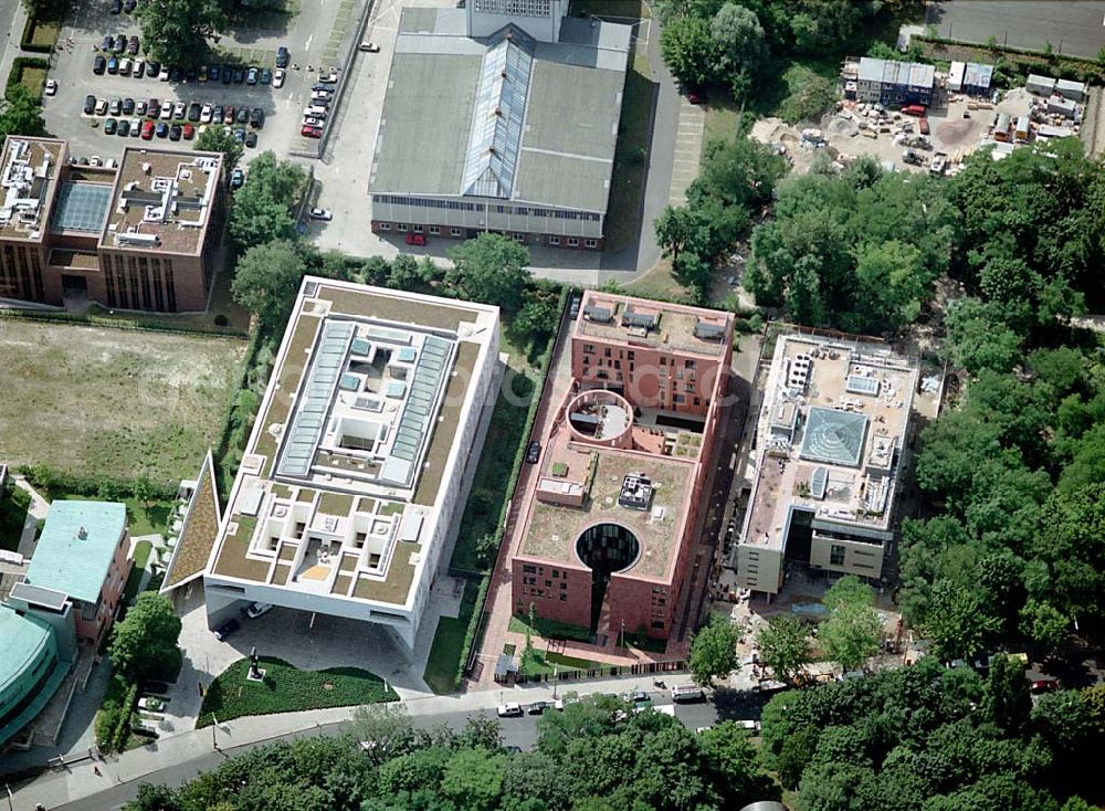 Berlin- Tiergarten from the bird's eye view: Österreichische Botschaft, Landesvertretung Baden-Würtemberg, Indische Botschaft, Botschaft der Republik Südafrika (rechts) an der Tiergartenstraße 17 A, 18 in Berlin- Tiergarten. Ein Projekt der Firma FÜSSLER GmbH & Co ( Weinbrennnerstraße 18 in 76135 Karlsruhe, Tel: 0721- 85004133 Datum: 30.06.2003