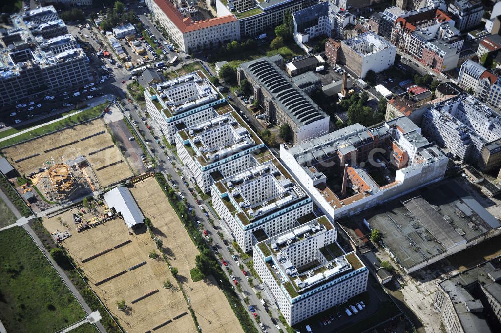 Berlin from the bird's eye view: Das Büro- und Verwaltungsgebäude Stettiner Carree am Nordbahnhof an der Caroline-Michaelis-Straße in Berlin-Mitte. Ein Projekt der ECE Projektmanagement GmbH und der BAM Deutschland AG. The office and administrative building Stettiner Carree am Nordbahnhof in the street Caroline-Michaelis-Strasse in Mitte. A project of BAM Deutschland AG.