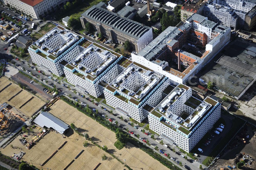 Aerial photograph Berlin - Das Büro- und Verwaltungsgebäude Stettiner Carree am Nordbahnhof an der Caroline-Michaelis-Straße in Berlin-Mitte. Ein Projekt der ECE Projektmanagement GmbH und der BAM Deutschland AG. The office and administrative building Stettiner Carree am Nordbahnhof in the street Caroline-Michaelis-Strasse in Mitte. A project of BAM Deutschland AG.