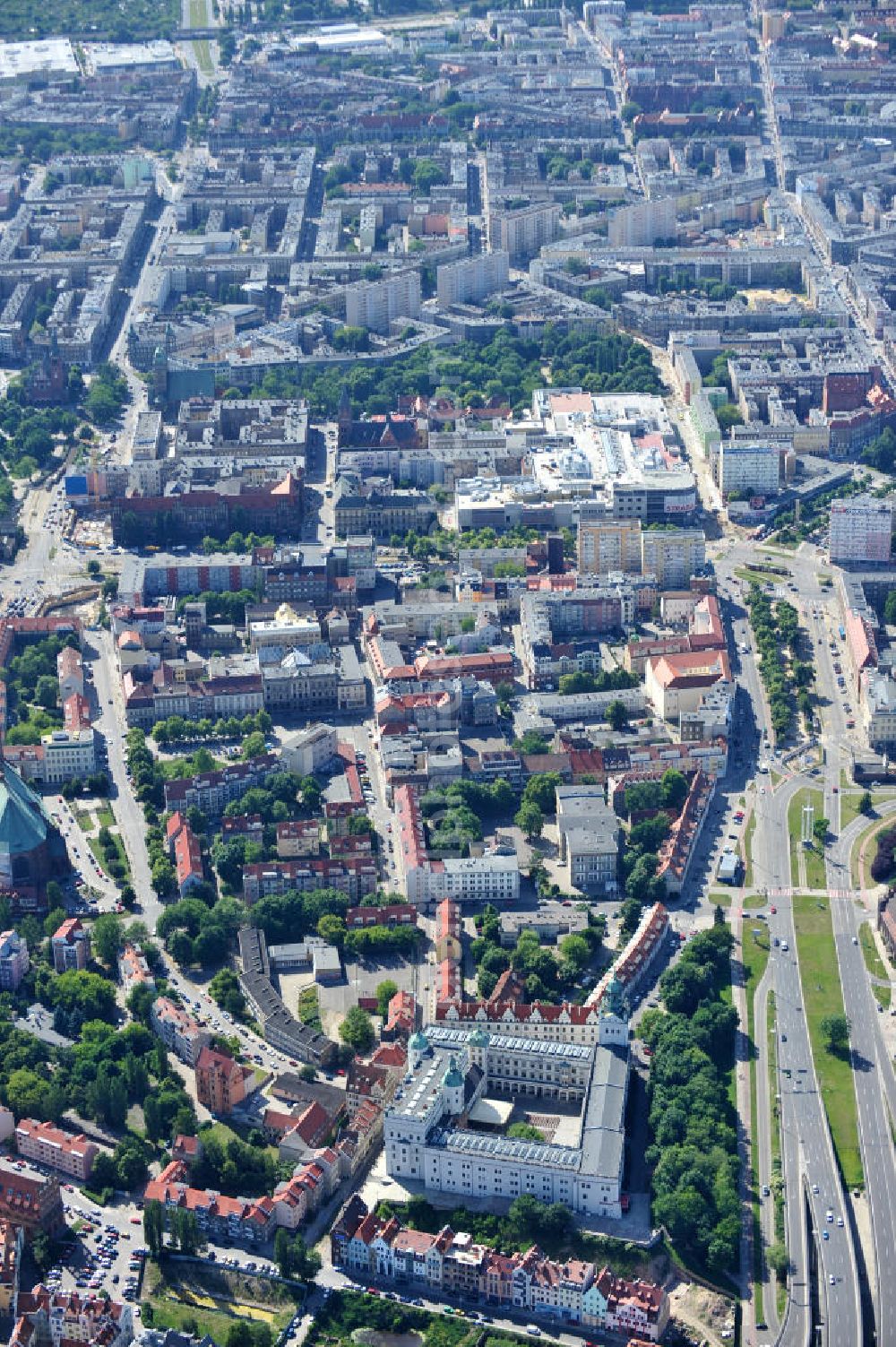 Aerial photograph Stettin / Szczecin - Blick auf das Schloss der Herzöge von Pommern. Das Herzogsschloss ist heute unter dem Namen Schloss der Pommerschen Herzöge eines der größten Kulturzentren in der Woiwodschaft Westpommern. Castle of the Dukes of Pomerania. The Ducal Palace is now known as the Castle of Pomeranian Dukes one of the largest cultural centers in the West Pomerania.