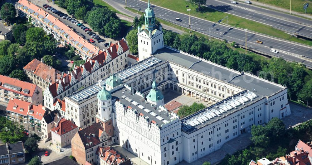 Stettin / Szczecin from above - Blick auf das Schloss der Herzöge von Pommern. Das Herzogsschloss ist heute unter dem Namen Schloss der Pommerschen Herzöge eines der größten Kulturzentren in der Woiwodschaft Westpommern. Castle of the Dukes of Pomerania. The Ducal Palace is now known as the Castle of Pomeranian Dukes one of the largest cultural centers in the West Pomerania.