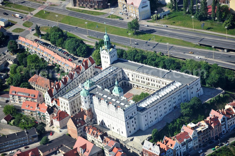 Stettin / Szczecin from the bird's eye view: Blick auf das Schloss der Herzöge von Pommern. Das Herzogsschloss ist heute unter dem Namen Schloss der Pommerschen Herzöge eines der größten Kulturzentren in der Woiwodschaft Westpommern. Castle of the Dukes of Pomerania. The Ducal Palace is now known as the Castle of Pomeranian Dukes one of the largest cultural centers in the West Pomerania.