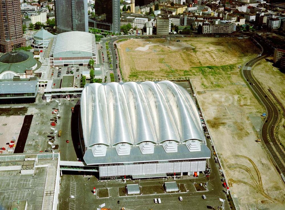 Aerial image Frankfurt am Main - Ästhetisch und funktional: Mit den beiden neuen Gebäuden Halle 3 und Forum erweitert die Messe Frankfurt ihr Flächenangebot auf eine Hallenfläche von über 320.000 m2. Hier verbindet sich großzügiges Raumangebot mit innovativer Technik. Die neue Halle 3 gehört zu den derzeit modernsten und schönsten Messehallen Europas. Maße: Grundriss: 220 x 140 m Gebäudehöhe: 43 m Bruttorauminhalt: 826.000 m3 Fassade: 20.000 qm Zwei Veranstaltungsebenen mit einer Bruttoausstellungsfläche von insgesamt rund 38.000m². Bauzeit: 17 Monate Baubeginn: 1. März 2000 Erstnutzung: August 2001 (Tendence)