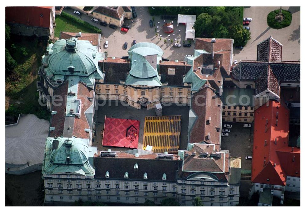 Wien (Österreich) from above - Blick auf das fast 900 Jahre alte Augustiner Stift Klosterneuburg nördlich von Wien. Für eine kulturelle Veranstaltung sind in dessen Innenhof Tribühnen aufgebaut. Stift Klosterneuburg Stiftsplatz 1 3400 Klosterneuburg bei Wien Tel.: +432243-4110