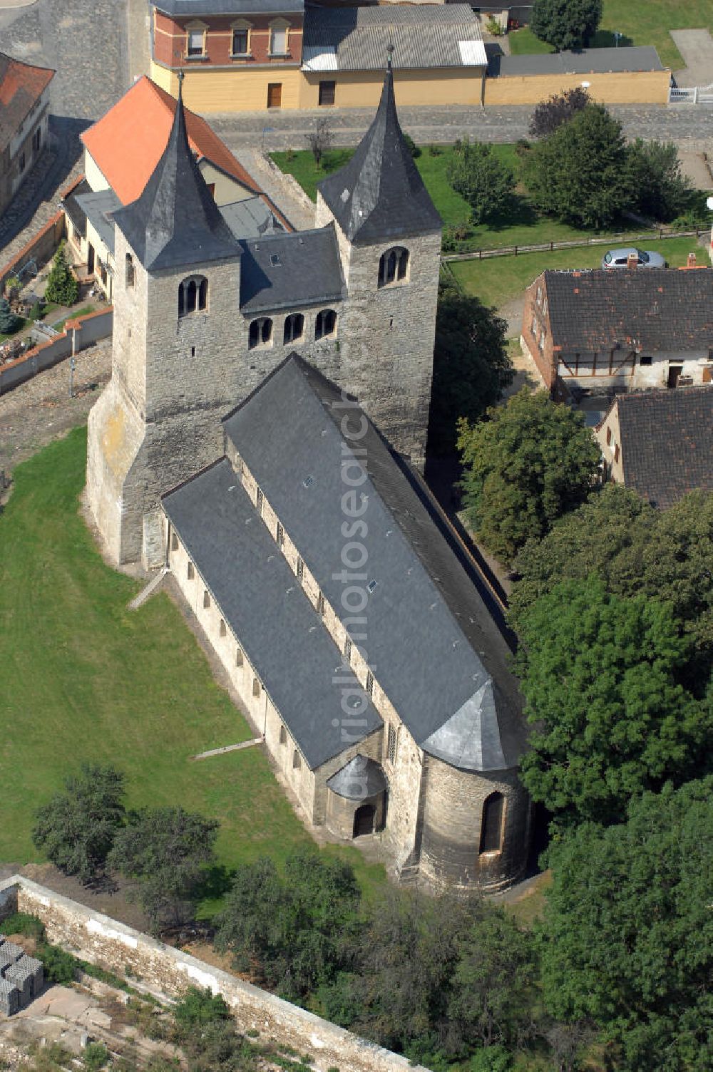 Aerial image Frose - Strasse der Romanik: Zu den ältesten geistlichen Stiftungen zählt dieses im Jahre 936 von Markgraf Gero gegründete Kloster. Kontakt: Ev. Pfarramt Frose/Anhalt, Tel.: 034741-91221, Fax.: 034741-91223 Frose 2007/08/07 The collegiate church was established in the year 936 and is part of the Strasse der Romanik which leads through Saxony-Anhalt.