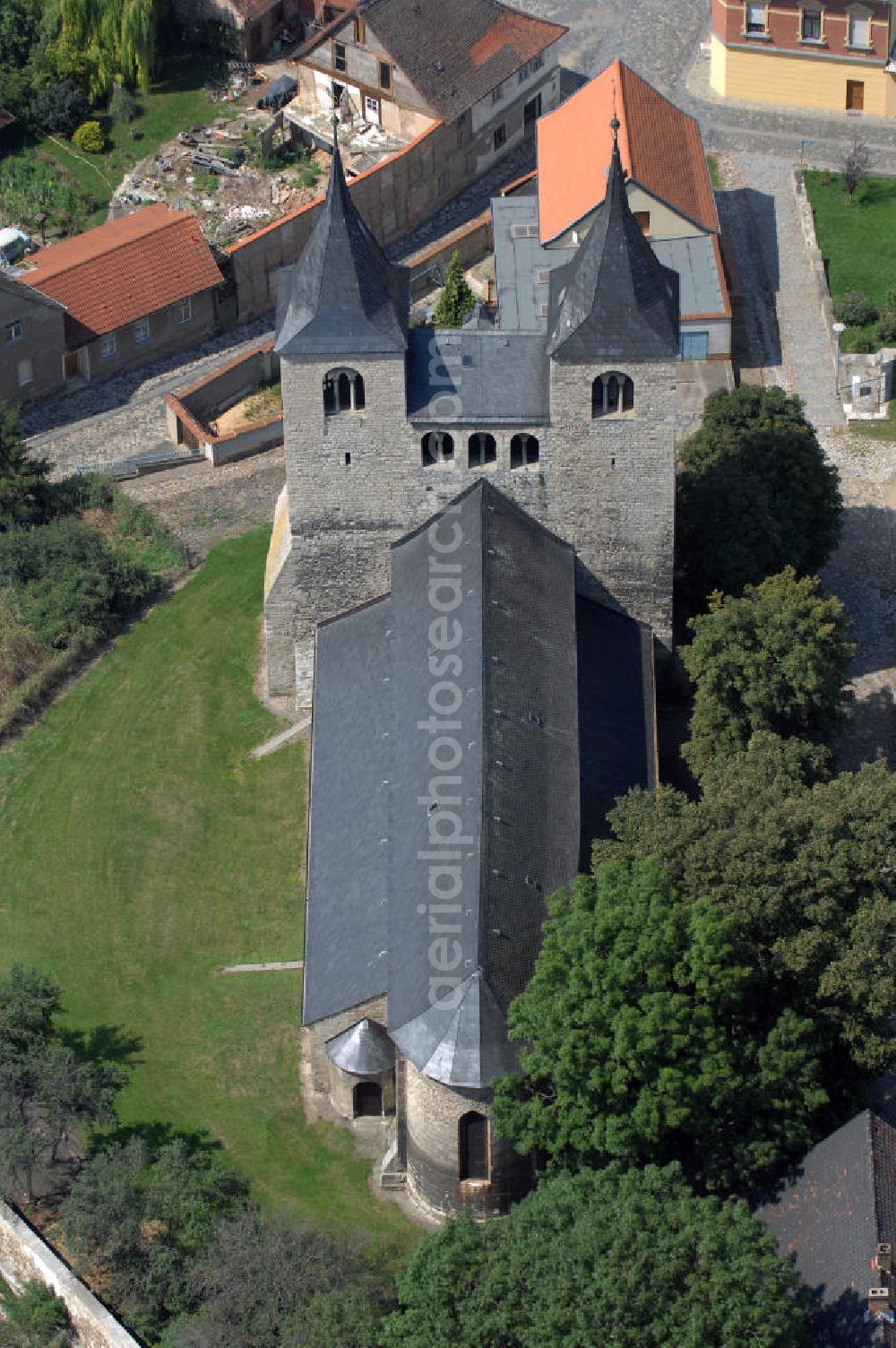 Aerial photograph Frose - Strasse der Romanik: Zu den ältesten geistlichen Stiftungen zählt dieses im Jahre 936 von Markgraf Gero gegründete Kloster. Kontakt: Ev. Pfarramt Frose/Anhalt, Tel.: 034741-91221, Fax.: 034741-91223 Frose 2007/08/07 The collegiate church was established in the year 936 and is part of the Strasse der Romanik which leads through Saxony-Anhalt.