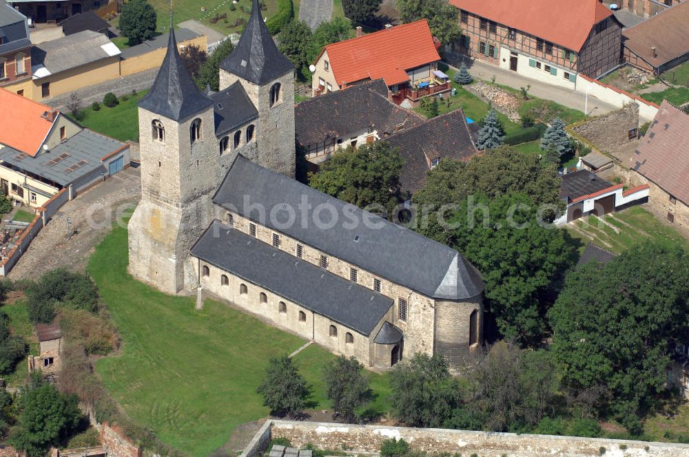 Frose from above - Strasse der Romanik: Zu den ältesten geistlichen Stiftungen zählt dieses im Jahre 936 von Markgraf Gero gegründete Kloster. Kontakt: Ev. Pfarramt Frose/Anhalt, Tel.: 034741-91221, Fax.: 034741-91223 Frose 2007/08/07 The collegiate church was established in the year 936 and is part of the Strasse der Romanik which leads through Saxony-Anhalt.