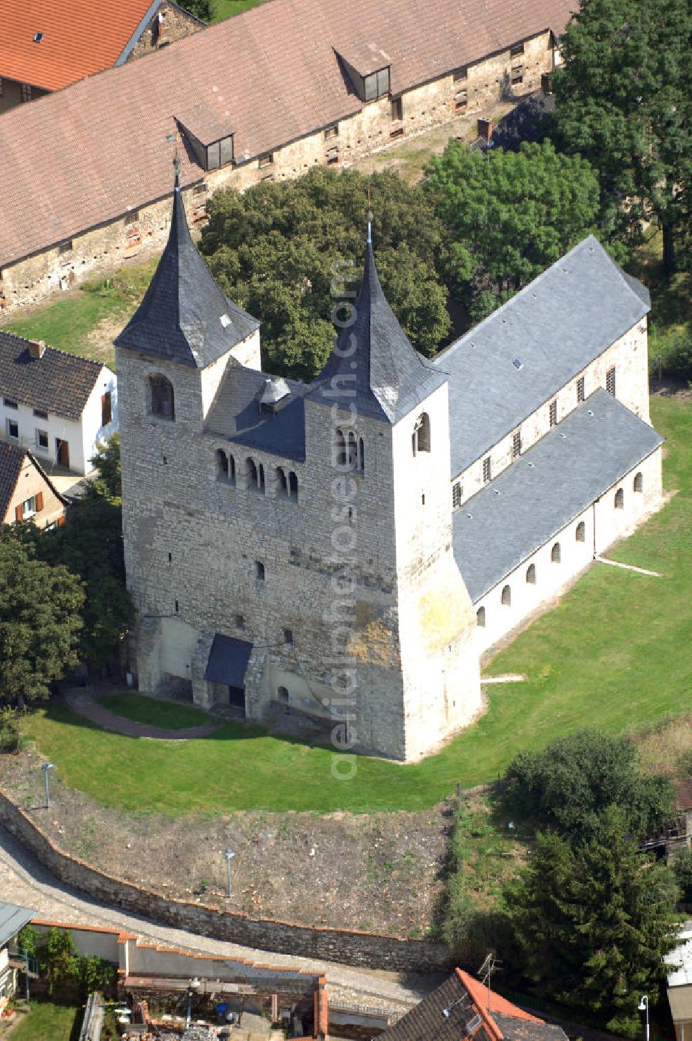 Aerial image Frose - Strasse der Romanik: Zu den ältesten geistlichen Stiftungen zählt dieses im Jahre 936 von Markgraf Gero gegründete Kloster. Kontakt: Ev. Pfarramt Frose/Anhalt, Tel.: 034741-91221, Fax.: 034741-91223 Frose 2007/08/07 The collegiate church was established in the year 936 and is part of the Strasse der Romanik which leads through Saxony-Anhalt.