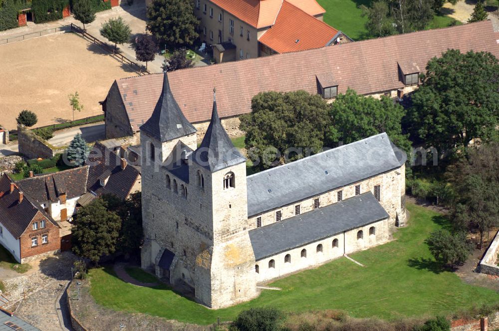 Aerial photograph Frose - Strasse der Romanik: Zu den ältesten geistlichen Stiftungen zählt dieses im Jahre 936 von Markgraf Gero gegründete Kloster. Kontakt: Ev. Pfarramt Frose/Anhalt, Tel.: 034741-91221, Fax.: 034741-91223 Frose 2007/08/07 The collegiate church was established in the year 936 and is part of the Strasse der Romanik which leads through Saxony-Anhalt.