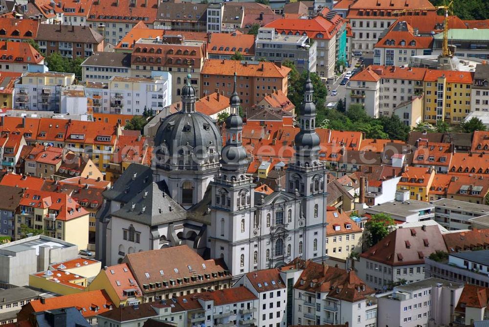 Aerial photograph Würzburg - Blick auf die Stiftskirche Haug St. Johannes in der Haugerpfarrgasse 14; 97070 Würzburg. Die Stiftskirche - erbaut von 1670 bis 1691 - gilt als der erste große Kirchenbau der Barockzeit in Franken und ist zugleich das bedeutendste Werk des italienischen Architekten Antonio Petrini.