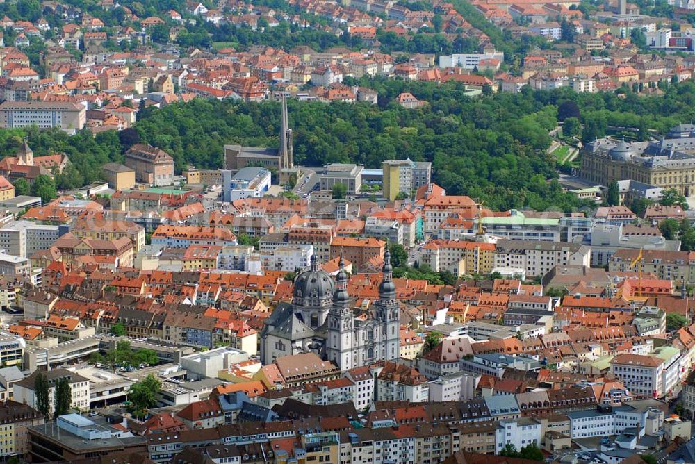 Würzburg from above - Blick auf die Stiftskirche Haug St. Johannes in der Haugerpfarrgasse 14; 97070 Würzburg. Die Stiftskirche - erbaut von 1670 bis 1691 - gilt als der erste große Kirchenbau der Barockzeit in Franken und ist zugleich das bedeutendste Werk des italienischen Architekten Antonio Petrini.