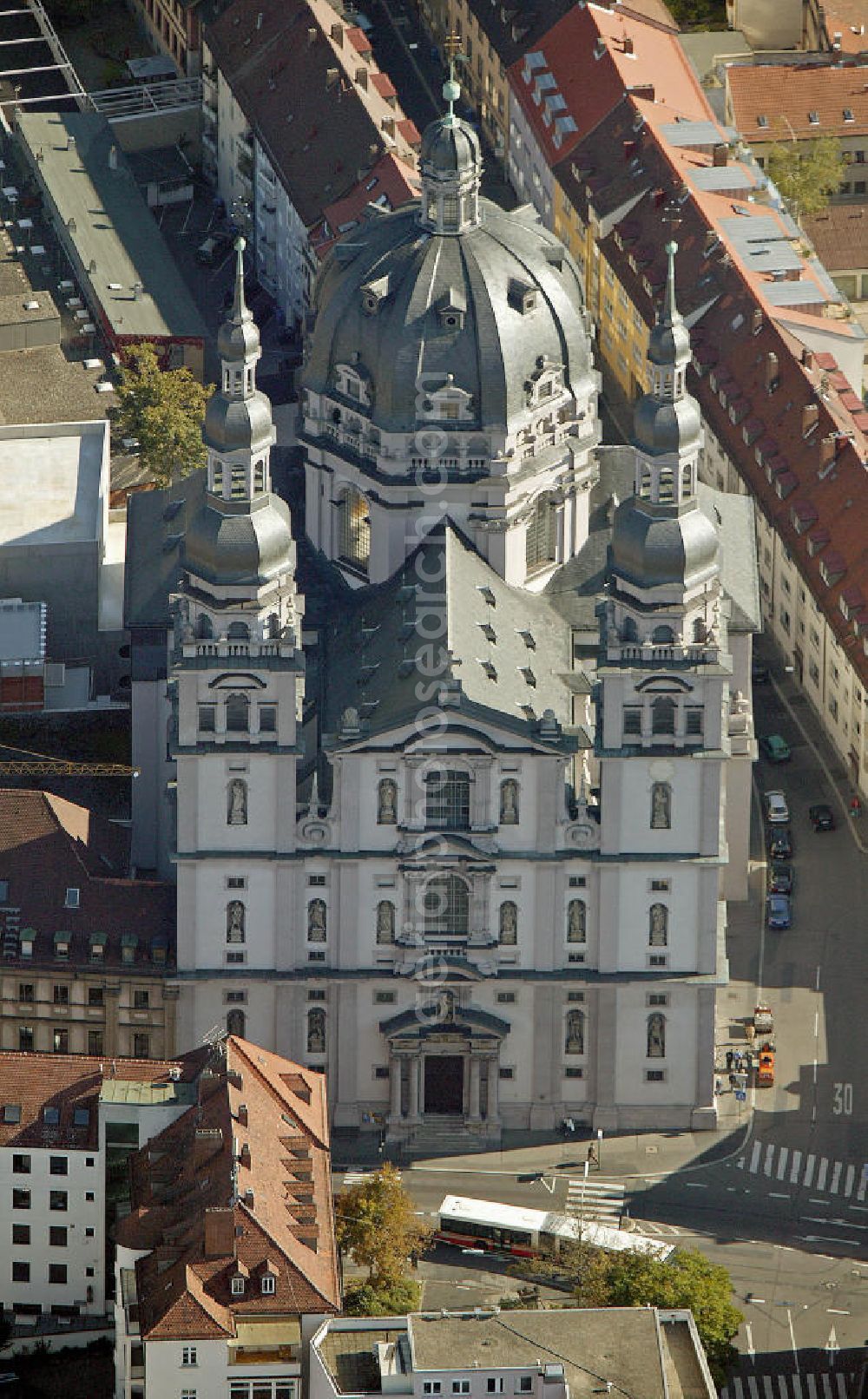 Aerial photograph Würzburg - Blick auf die Stiftskirche St. Johannes im Stadtteil Haug. Die Stiftskirche - erbaut von 1670 bis 1691 - gilt als der erste große Kirchenbau der Barockzeit in Franken und ist zugleich das bedeutendste Werk des italienischen Architekten Antonio Petrini. View of the Collegiate Church of St. John in the district Haug.