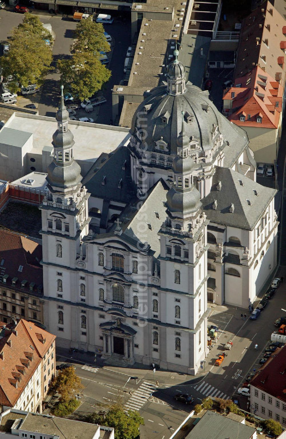 Würzburg from above - Blick auf die Stiftskirche St. Johannes im Stadtteil Haug. Die Stiftskirche - erbaut von 1670 bis 1691 - gilt als der erste große Kirchenbau der Barockzeit in Franken und ist zugleich das bedeutendste Werk des italienischen Architekten Antonio Petrini. View of the Collegiate Church of St. John in the district Haug.