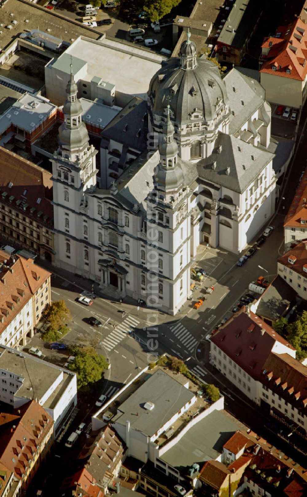 Würzburg from the bird's eye view: Blick auf die Stiftskirche St. Johannes im Stadtteil Haug. Die Stiftskirche - erbaut von 1670 bis 1691 - gilt als der erste große Kirchenbau der Barockzeit in Franken und ist zugleich das bedeutendste Werk des italienischen Architekten Antonio Petrini. View of the Collegiate Church of St. John in the district Haug.