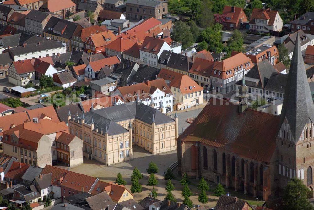 Aerial image Bützow - Bützow ist eine Kleinstadt im Landkreis Güstrow in Mecklenburg-Vorpommern (Deutschland). Sie ist außerdem Verwaltungssitz des Amtes Bützow Land, dem weitere elf Gemeinden angehören. Zu sehen ist die Stiftskirche St. Maria, Johannes und Elisabeth. Dahinter der Kirchenplatz