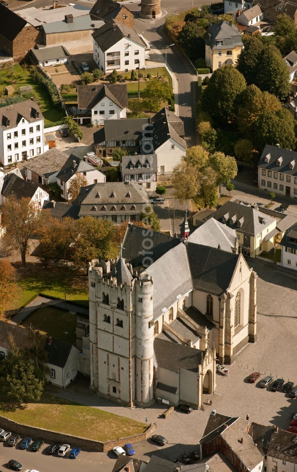 Aerial photograph Münstermaifeld - Church of St. Martin and St. Severus is a church in Romanesque-Gothic style and is located on Muensterplatz in Muenstermaifeld in Rhineland-Palatinate