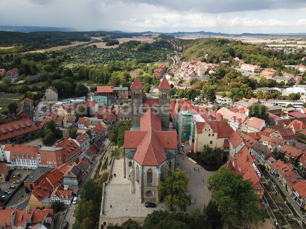 Quedlinburg from the bird's eye view: Collegiate Church St. Servatius and Castle Quedlinburg in Saxony-Anhalt. The place with its 1300 half-timbered houses as well as the castle with the historic church are part of the UNESCO world cultural heritage