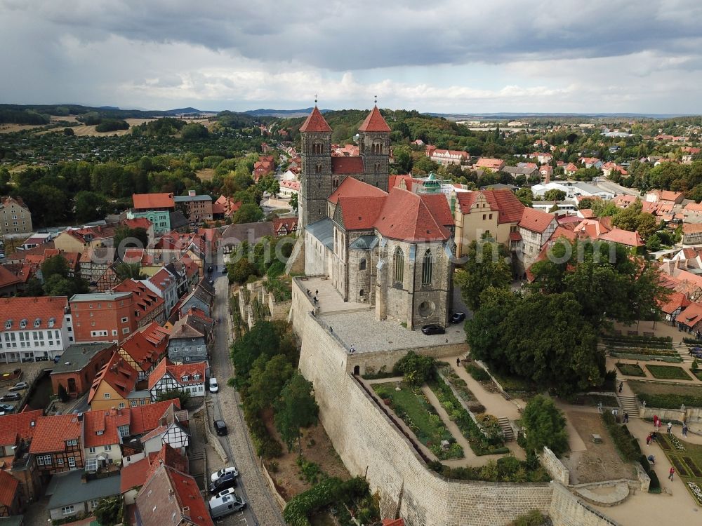 Aerial photograph Quedlinburg - Collegiate Church St. Servatius and Castle Quedlinburg in Saxony-Anhalt. The place with its 1300 half-timbered houses as well as the castle with the historic church are part of the UNESCO world cultural heritage