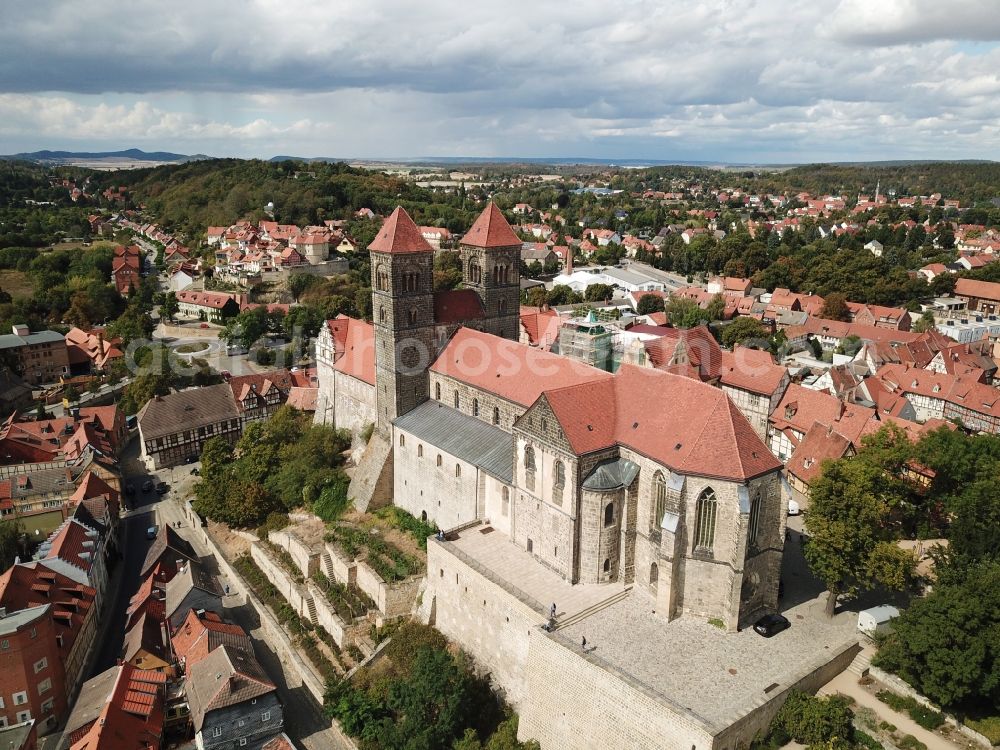 Quedlinburg from the bird's eye view: Collegiate Church St. Servatius and Castle Quedlinburg in Saxony-Anhalt. The place with its 1300 half-timbered houses as well as the castle with the historic church are part of the UNESCO world cultural heritage