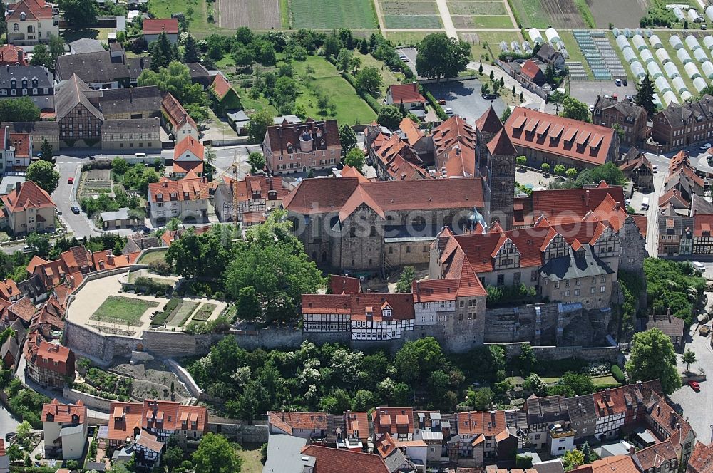 Aerial photograph Quedlinburg - Collegiate Church St. Servatius and Castle Quedlinburg in Saxony-Anhalt. The place with half-timbered houses as well as the castle with the historic church are part of the UNESCO world cultural heritage