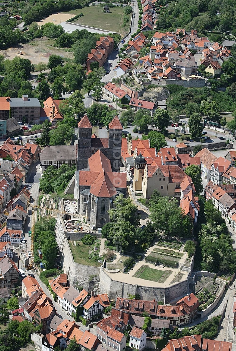 Quedlinburg from the bird's eye view: Collegiate Church St. Servatius and Castle Quedlinburg in Saxony-Anhalt. The place with half-timbered houses as well as the castle with the historic church are part of the UNESCO world cultural heritage