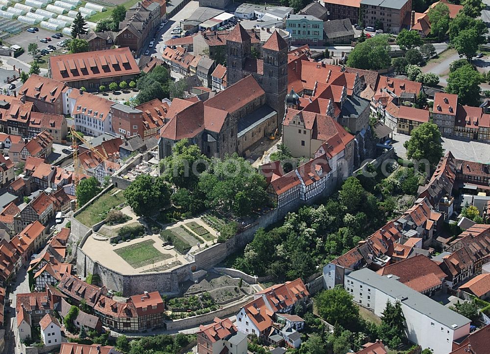 Aerial photograph Quedlinburg - Collegiate Church St. Servatius and Castle Quedlinburg in Saxony-Anhalt. The place with half-timbered houses as well as the castle with the historic church are part of the UNESCO world cultural heritage