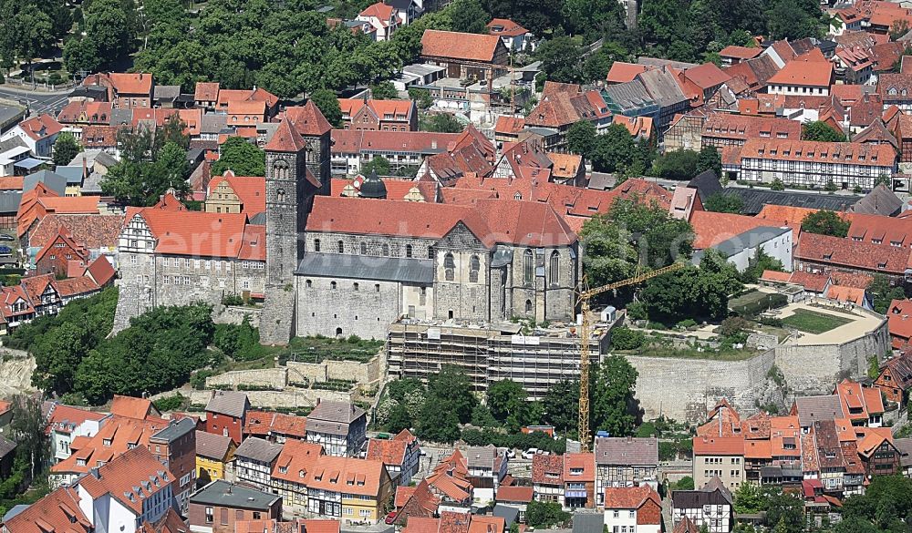 Quedlinburg from the bird's eye view: Collegiate Church St. Servatius and Castle Quedlinburg in Saxony-Anhalt. The place with half-timbered houses as well as the castle with the historic church are part of the UNESCO world cultural heritage