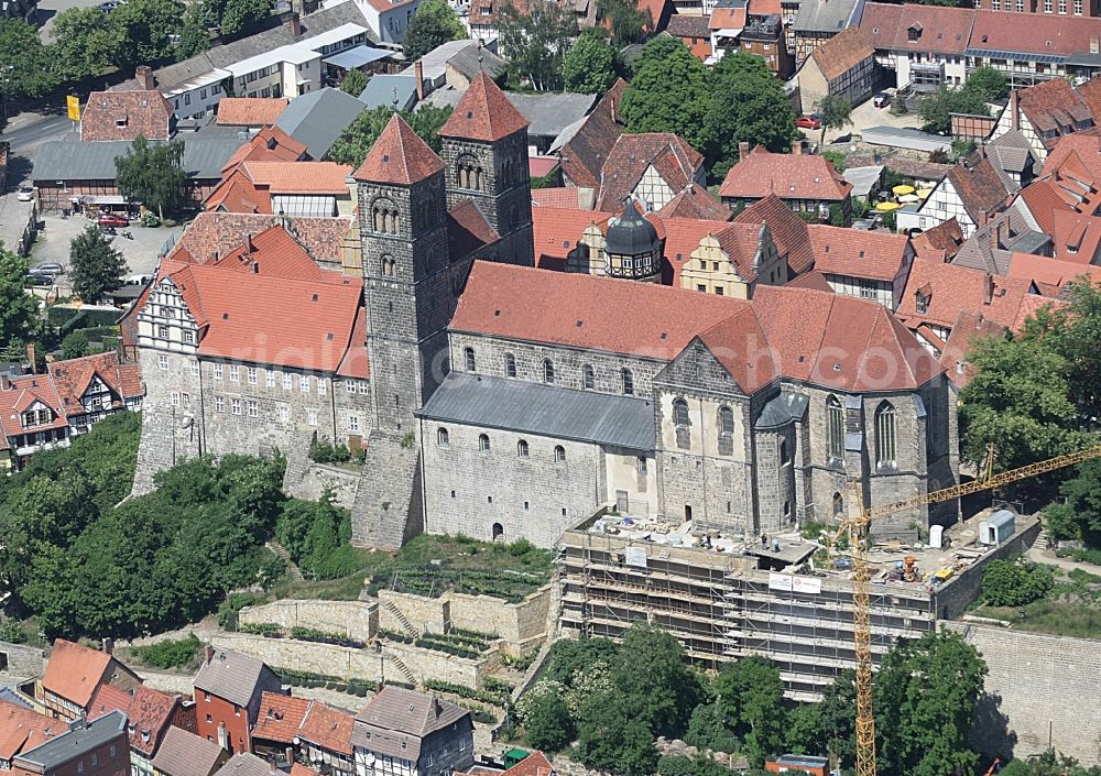 Aerial photograph Quedlinburg - Collegiate Church St. Servatius and Castle Quedlinburg in Saxony-Anhalt. The place with half-timbered houses as well as the castle with the historic church are part of the UNESCO world cultural heritage