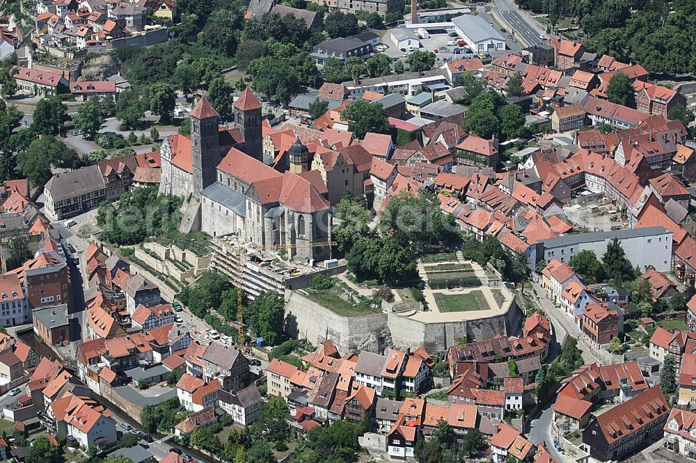 Quedlinburg from the bird's eye view: Collegiate Church St. Servatius and Castle Quedlinburg in Saxony-Anhalt. The place with half-timbered houses as well as the castle with the historic church are part of the UNESCO world cultural heritage