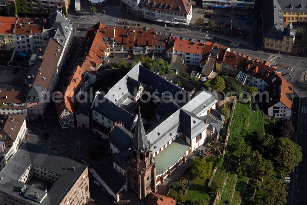 Aschaffenburg from the bird's eye view: Blick auf die Stiftskirche St. Peter und Alexan der, die als einzige Kirche weltweit den Heiligen Petrus und Alexan der geweiht ist. Die Stiftsbasilika ist reich ausgestattet mit kunstgeschichtlich herausragenden Werken. Kontakt: Stiftspfarrei St. Peter und Alexan der, Stiftsgasse 5, 63739 Aschaffenburg