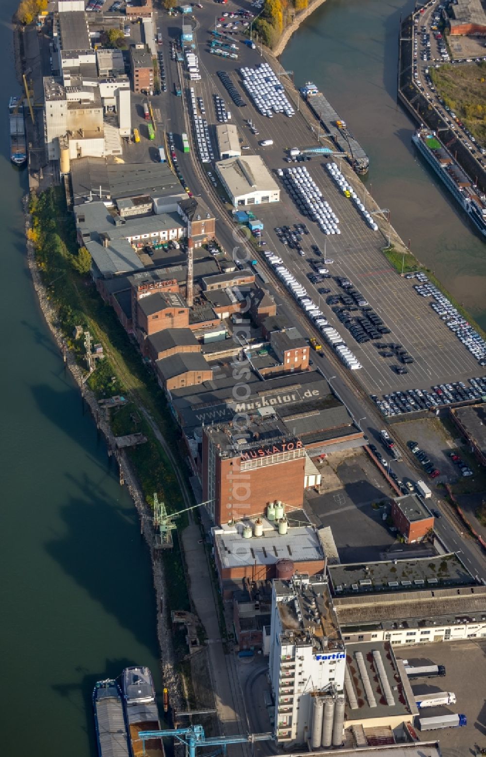 Düsseldorf from above - Ruins of the high silo and grain storage with adjacent storage MUSKATOR AG in Duesseldorf in the state North Rhine-Westphalia, Germany