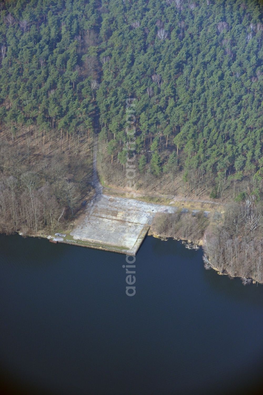 Aerial photograph Jünsdorf - On the west bank of the Krumme Lanke said North Bay of Rangsdorfer lake in the state Brandenbeurg exists a larger concrete harbor similar pier. This was originally created for extensive measures to sludging of Rangsdorfer lake