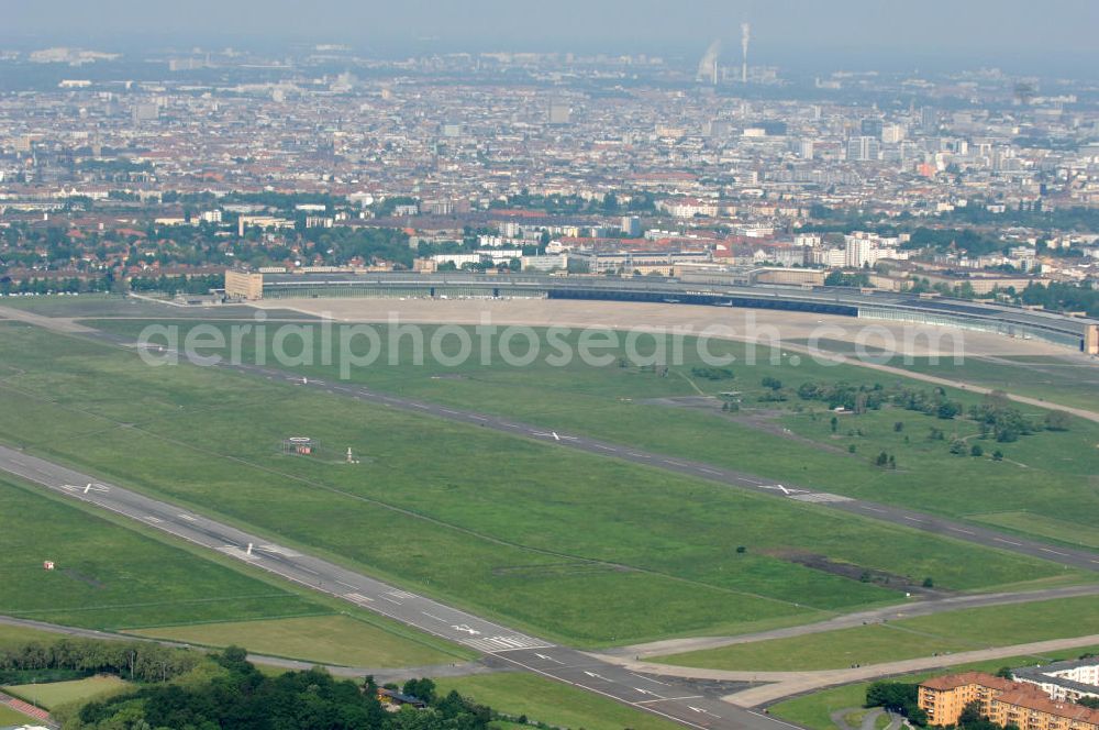 Berlin from the bird's eye view: Blick auf den stillgelegten Flughafen Berlin - Tempelhof. Das Areal wird von der landeseigenen BIM Berliner Immobilienmanagement GmbH verwaltet. View of the disused airport Berlin - Tempelhof.