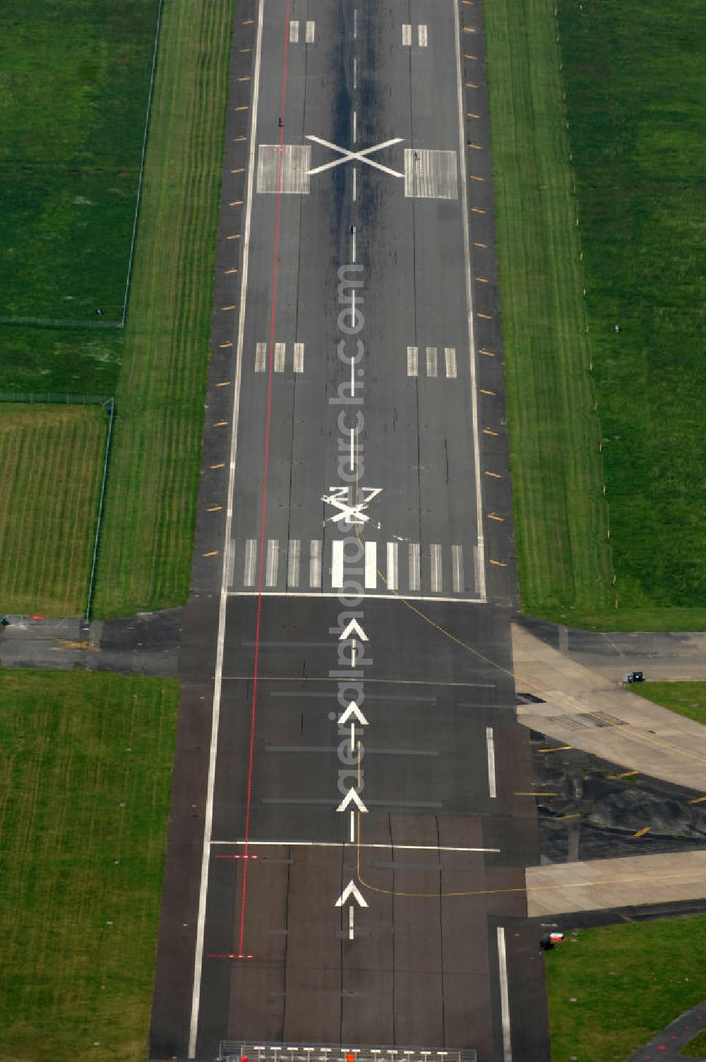 Aerial photograph Berlin - Blick auf den stillgelegten Flughafen Berlin - Tempelhof. Das Areal wird von der landeseigenen BIM Berliner Immobilienmanagement GmbH verwaltet. View of the disused airport Berlin - Tempelhof.