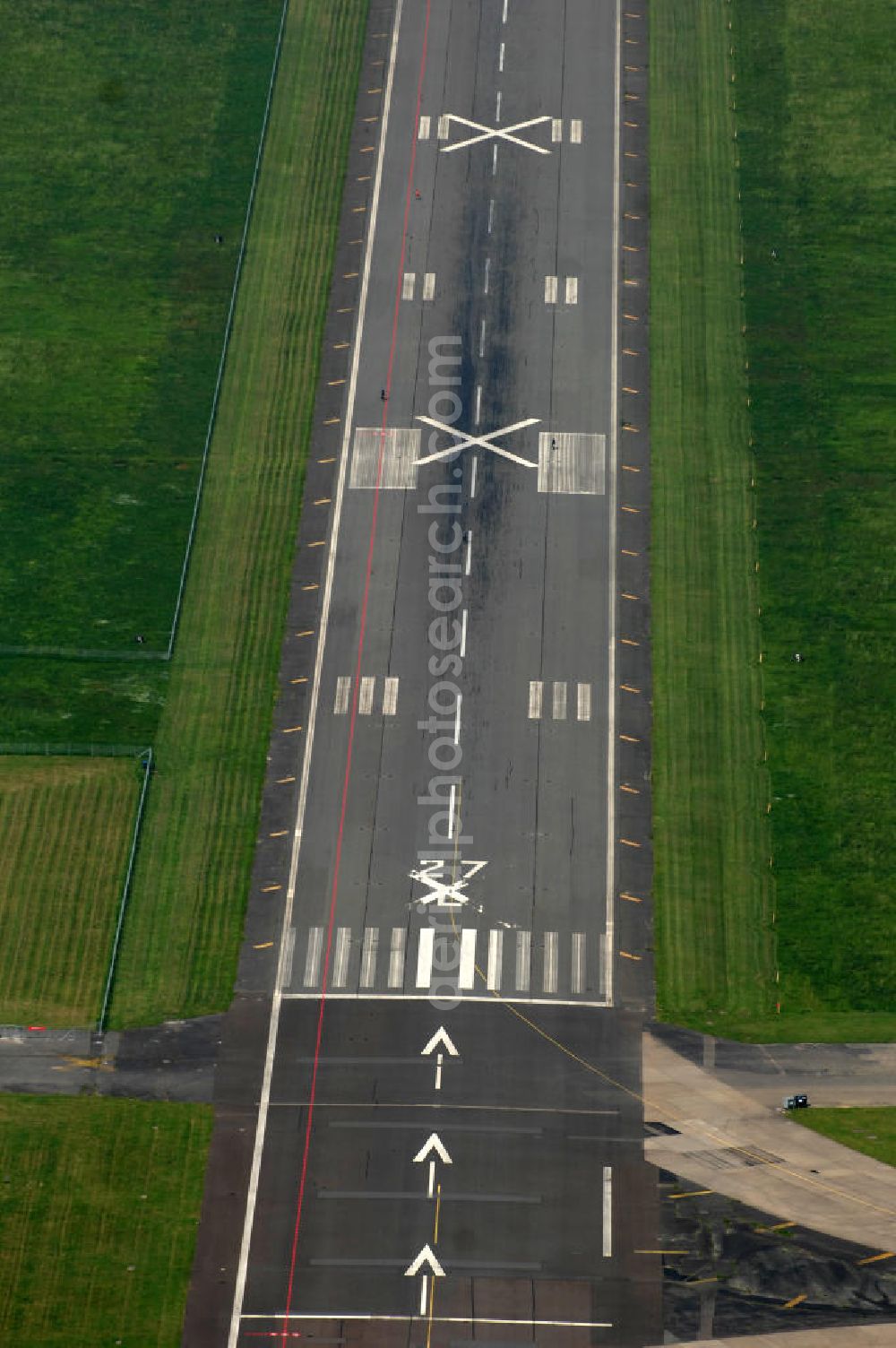 Berlin from above - Blick auf den stillgelegten Flughafen Berlin - Tempelhof. Das Areal wird von der landeseigenen BIM Berliner Immobilienmanagement GmbH verwaltet. View of the disused airport Berlin - Tempelhof.