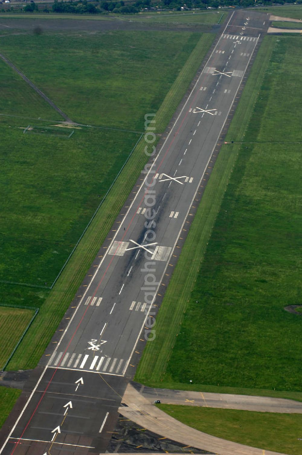 Berlin from the bird's eye view: Blick auf den stillgelegten Flughafen Berlin - Tempelhof. Das Areal wird von der landeseigenen BIM Berliner Immobilienmanagement GmbH verwaltet. View of the disused airport Berlin - Tempelhof.